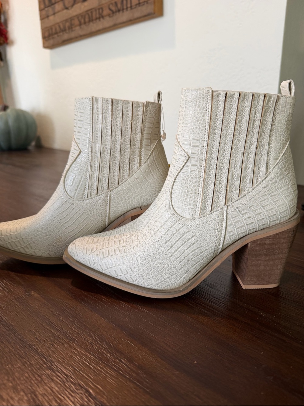 NWT Seven Brand Women's Croc-Embossed Cream/White Ankle Boots, Size 7